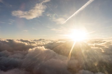 Uçak penceresinden bulutların görüntüsü, gökyüzünde bir grup bulut.