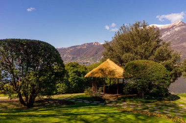 İtalya, Bellagio, Como Gölü, arkasında dağ olan bir ağaç kulübe.