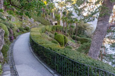 İtalya, Lecco, Como Gölü, bir bahçede yürüyüş yolu.