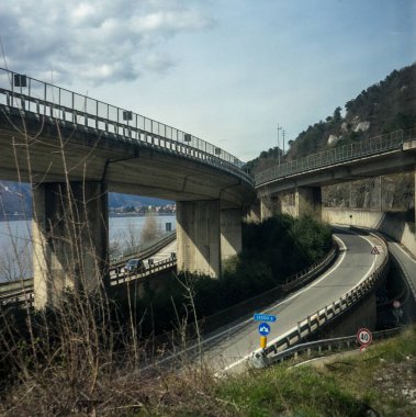 Avrupa, İtalya, Menaggio, Como Gölü, Lecco 'ya giden otoyollar.