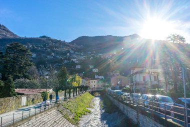İtalya, Bellagio, Como Gölü, güneşli bir günde akan bir dere.