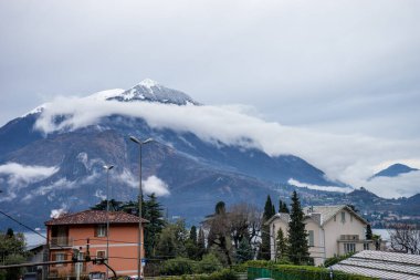 İtalya, Varenna, Como Gölü, dağları kaplayan büyük bir bulut kümesi.