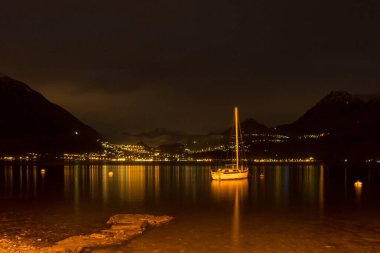 Avrupa, İtalya, Varenna, Como Gölü, bir su kütlesi üzerindeki köprü.