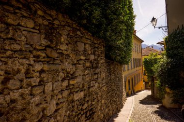 Avrupa, İtalya, Menaggio, Como Gölü, etrafında ağaçlar olan taş bir bina.