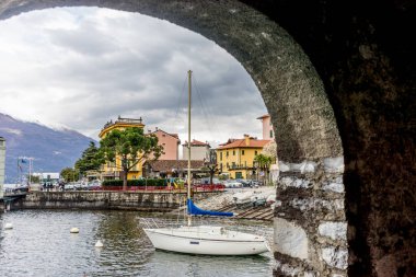 Avrupa, İtalya, Varenna, Como Gölü, suda yüzen bir tekne.