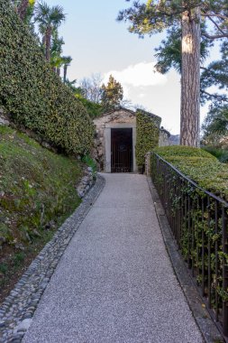 Avrupa, İtalya, Lecco, Como Gölü, bir binanın kenarında ağaçların olduğu bir patika.