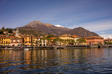 Avrupa, İtalya, Menaggio, Como Gölü 'nün yanında bir tekne var.