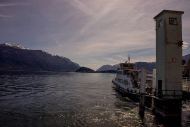 İtalya, Menaggio, Como Gölü, feribotla bağlı bir rıhtım.