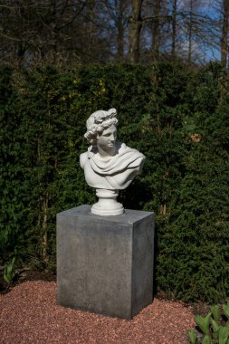 Çiçek bahçesi, Hollanda, Avrupa, parkta büyük bir taş heykel.