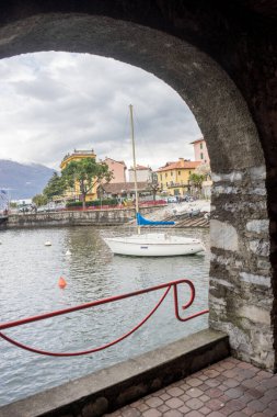 İtalya, Varenna, Como Gölü, suyun üstünde duran bir tekne.