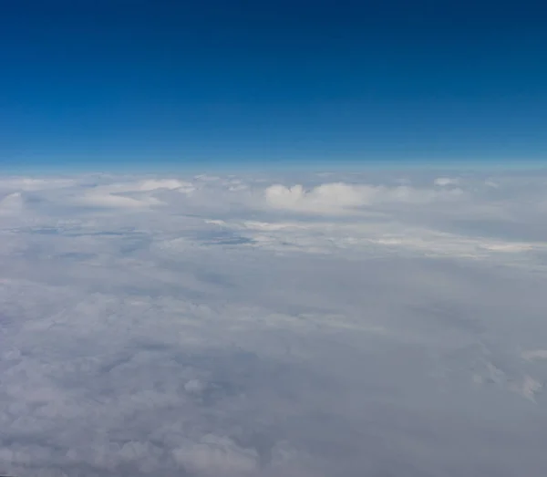 Άποψη Των Νεφών Από Παράθυρο Του Αεροπλάνου Ένα Αεροπλάνο Που — Φωτογραφία Αρχείου