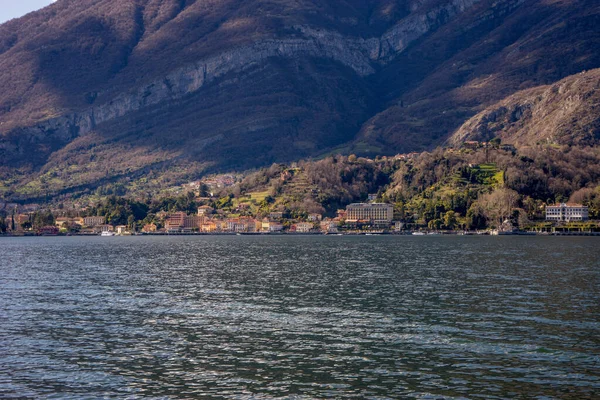 ヨーロッパ イタリア レッコ コモ湖 背景に山のある水の大規模な体 — ストック写真