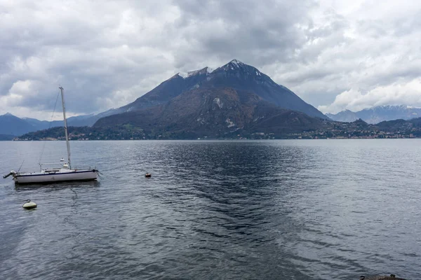 Europa Italië Varenna Comomeer Een Kleine Boot Een Watermassa Met — Stockfoto