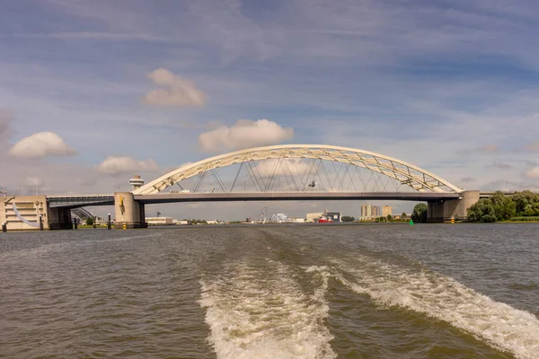 鹿特丹 范布里诺诺德桥 荷兰语 Van Brienenoordbrug 是荷兰的一座大型双拱桥 — 图库照片