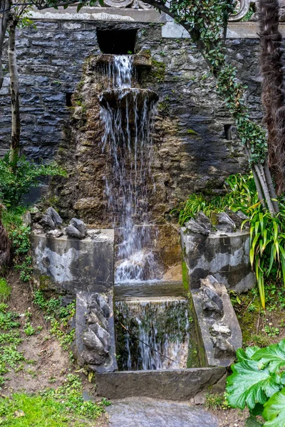 Europa Itália Varena Lago Como Fluxo Água Através Parede Pedra — Fotografia de Stock