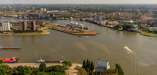 Niederlande Rotterdam Ein Kleines Boot Einem Gewässer Mit Der Skyline — Stockfoto