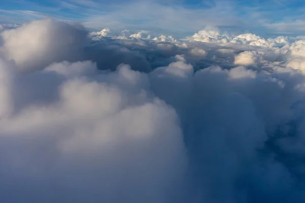 Άποψη Των Νεφών Από Παράθυρο Του Αεροπλάνου Ένα Αεροπλάνο Που — Φωτογραφία Αρχείου