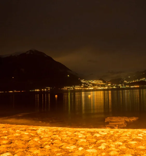 意大利 瓦伦纳 科莫湖 一个城市的夜景 — 图库照片