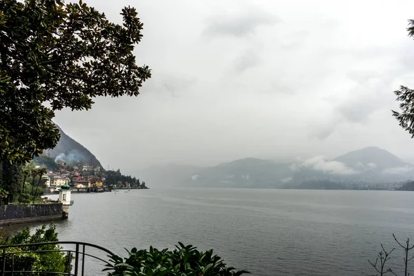 Itálie Varenna Jezero Como Rybářská Vesnice Výhledem Jezero — Stock fotografie