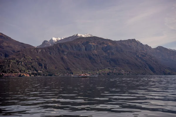 Europa Itália Menaggio Lago Como Corpo Água Com Uma Montanha — Fotografia de Stock