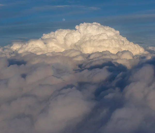 Uçak Penceresinden Bulutların Görüntüsü Gökyüzünde Bir Grup Bulut — Stok fotoğraf