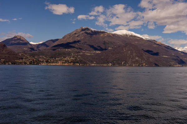 Italien Bellagio Comosjön Scenisk Över Snöklädda Länderna Blue Sky Lombardiet — Stockfoto