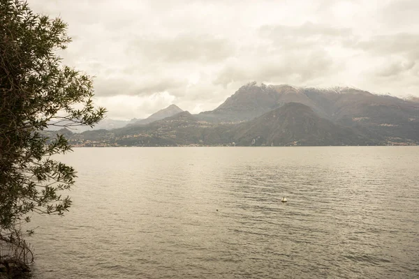 Europa Itália Varenna Lago Como Corpo Água Com Uma Montanha — Fotografia de Stock