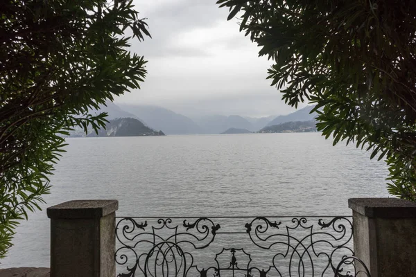 Италия Варенна Озеро Комо Стена Перед Водоёмом — стоковое фото