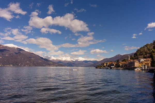 Italia Bellagio Lago Como Visión Escénica Las Montañas Nevadas Contra — Foto de Stock