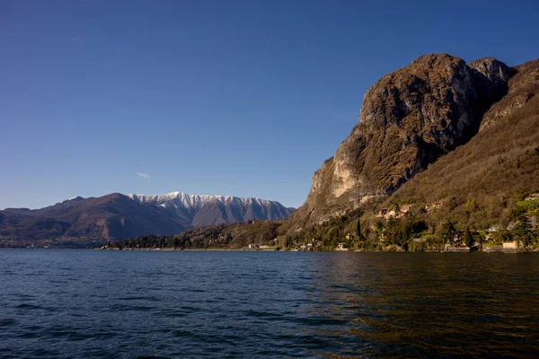 ヨーロッパ イタリア メナジオ コモ湖 バックグラウンドで山と水の大規模なボディ — ストック写真