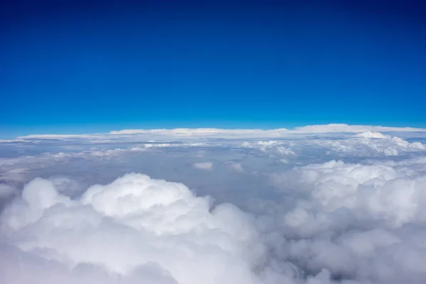Όμορφα Σύννεφα Majestic Ένα Μπλε Ουρανό Όπως Φαίνεται Από Ένα — Φωτογραφία Αρχείου
