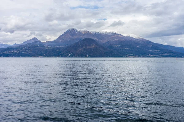 Europa Italia Varenna Lago Como Cuerpo Agua Con Una Montaña —  Fotos de Stock