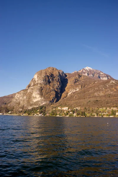 Europa Itália Menaggio Lago Como Corpo Água Com Uma Montanha — Fotografia de Stock