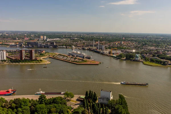 Niederlande Rotterdam Ein Kleines Boot Einem Gewässer Mit Einer Stadtsilhouette — Stockfoto