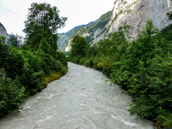 Suíça Lauterbrunnen Europa Flowing River Amidst Trees Forest — Fotografia de Stock