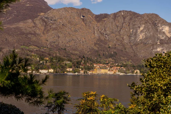 ヨーロッパ イタリア ベラジオ コモ湖 カデンバビア 背景に山脈のある湖の景色 — ストック写真