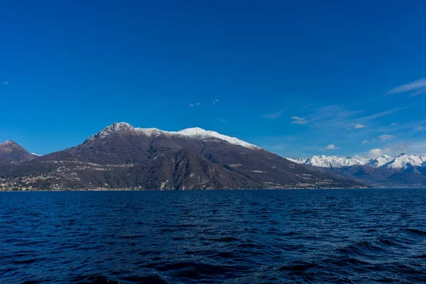 Italië Bellagio Comomeer Met Besneeuwde Bergtoppen — Stockfoto