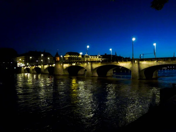 Suíça Basileia Iluminado Bridge Médio Sobre Rio Reno Contra Céu — Fotografia de Stock