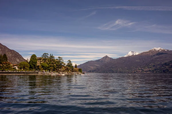 Europa Itália Menaggio Lago Como Grande Corpo Água Com Uma — Fotografia de Stock