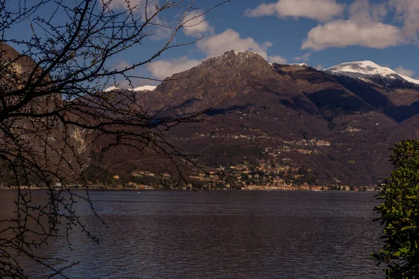 ヨーロッパ イタリア ベラジオ コモ湖 背景に山のある湖 — ストック写真