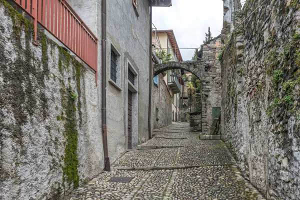 Talya Varenna Como Gölü Binanın Duvarına Giden Yol — Stok fotoğraf