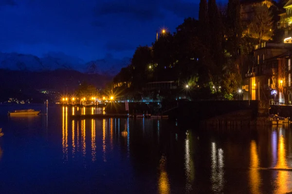 意大利 瓦伦纳 科莫湖 夜间照明的渔村 — 图库照片
