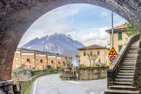 Itálie Varenna Jezero Como Zasněžená Fontána Pod Obloukem — Stock fotografie