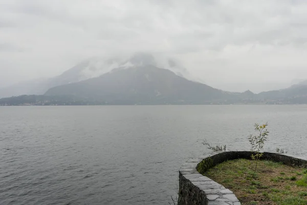 Europa Itália Varenna Lago Como Corpo Água Com Uma Montanha — Fotografia de Stock