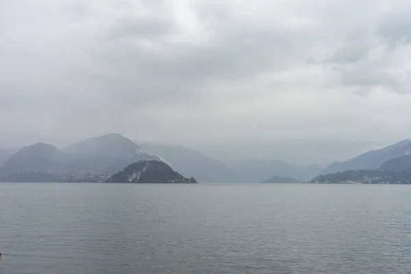 Europa Italië Varenna Comomeer Een Grote Watermassa Met Een Berg — Stockfoto