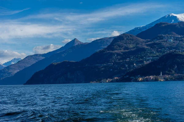 ヨーロッパ イタリア ベラジオ コモ湖 背景に山のある水の大規模な体 — ストック写真