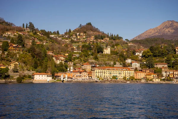 ヨーロッパ イタリア メナジオ コモ湖 背景に建物と水の大規模なボディ — ストック写真