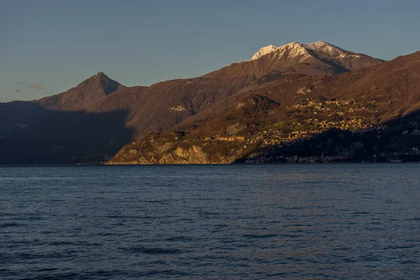ヨーロッパ イタリア レッコ コモ湖 背景に山のある水の大規模な体 — ストック写真