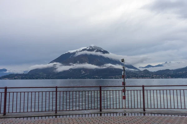 Europa Italië Varenna Comomeer Een Watermassa Met Een Snowcap Berg — Stockfoto