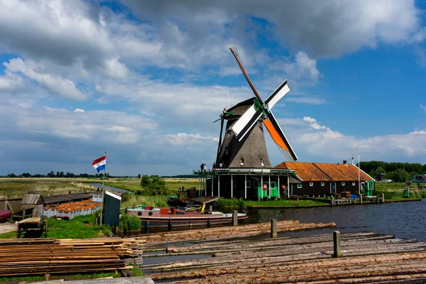 Нидерланды Заансе Шанс Крупный План Ветряной Мельницы Облачный День Голландским — стоковое фото